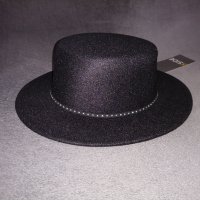 Черна дамска шапка с периферия и декоративни детайли в сребрист цвят, снимка 5 - Шапки - 43554291