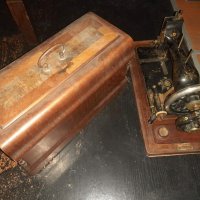 Стара ръчна шевна машина, снимка 3 - Антикварни и старинни предмети - 39057911