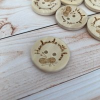 25 броя дървени копчета с надпис "Handmade with love" за вашите плетива, снимка 5 - Други - 43019945
