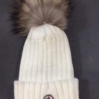 Дамска шапка Moncler бяла, снимка 1 - Шапки - 27378948