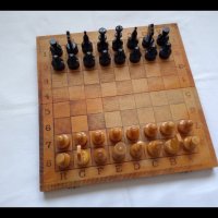 Шах с дървени фигури в дървена кутия за шах и табла 