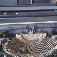 Пишеща машина, снимка 1 - Антикварни и старинни предмети - 32578581