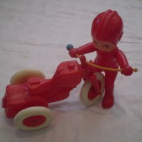 Ретро играчка моторист с мотор червена твърда пластмаса, снимка 6 - Други ценни предмети - 43906757