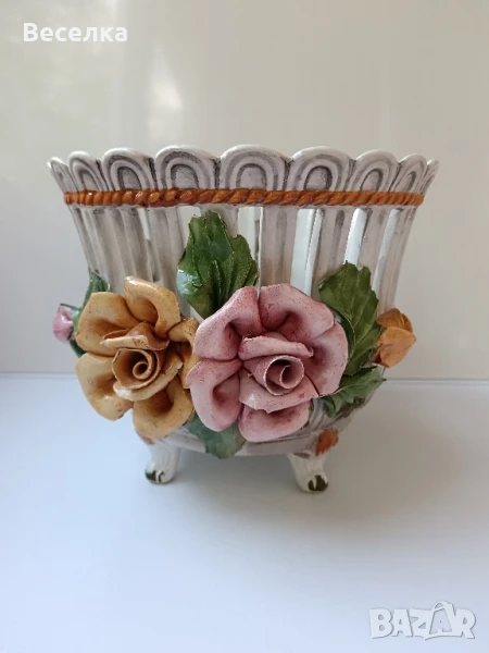 Ажурна керамична кашпа Басано с релефни рози , снимка 1