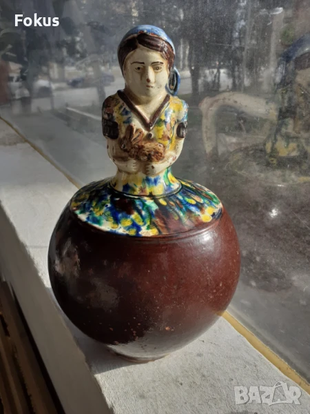 Стара българска троянска керамика стомна момиче със зайче, снимка 1