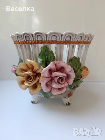 Ажурна керамична кашпа Басано с релефни рози , снимка 1