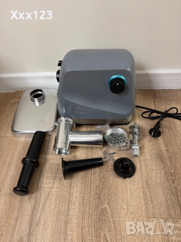 Crusher 1400 1360W електрическа месомелачка, с 1 нож и 3 режещи плочи.