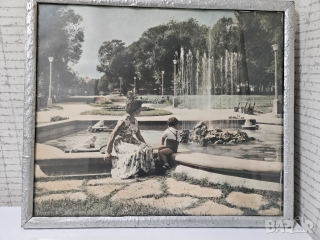 ★ █▬█ █ ▀█▀ ★Винтидж рамкирана фотокартина – майка и дете край фонтана, 63×54 см