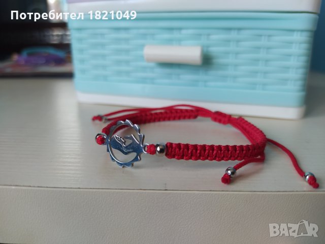 Червена гривна за късмет с елементи от стомана, снимка 3 - Гривни - 33082307