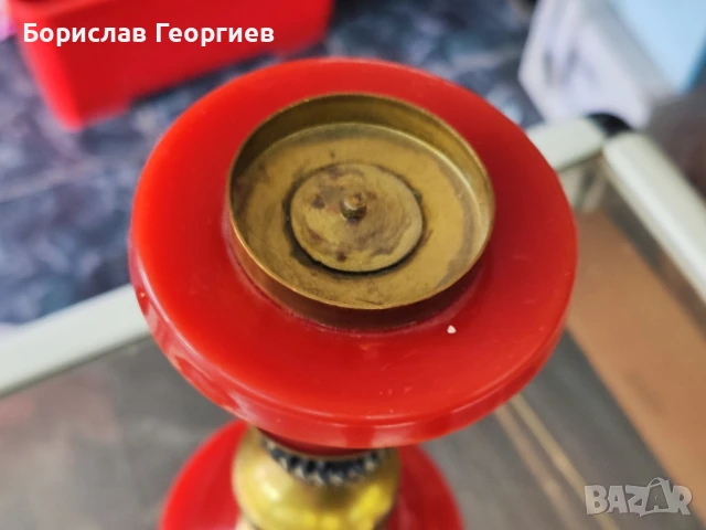 Месингов свещник с червен бакелит, снимка 2 - Антикварни и старинни предмети - 50859440