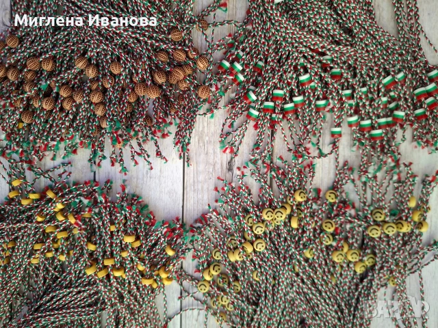 Мартеници десятки на едро и дребно , снимка 11 - Гривни - 31444047