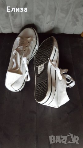 Високи бели кецове тип Converse.нови с етикет