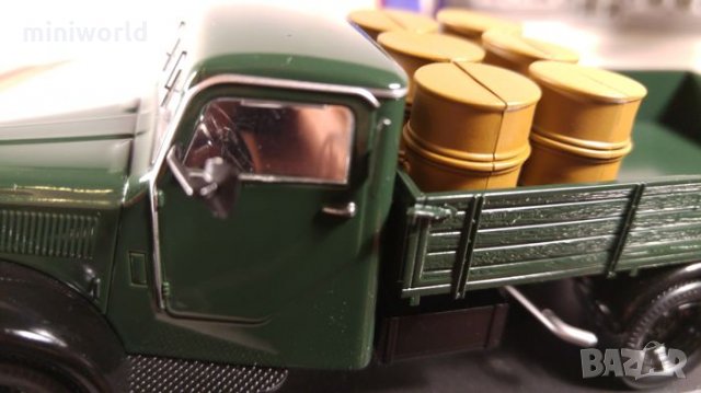 Phänomen Granit 27 1950 Donkergroen - мащаб 1:43 на IST Models модела е нов в PVC дисплей-кейс, снимка 16 - Колекции - 27490713