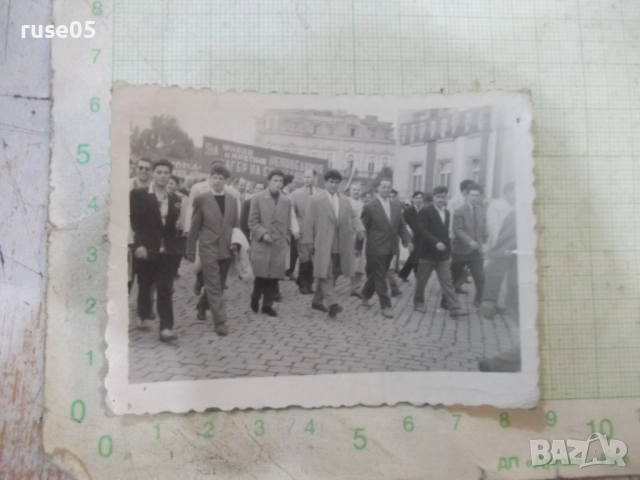 Снимка на манифестиращи на централния площад в гр. Русе