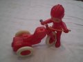 Ретро играчка моторист с мотор червена твърда пластмаса, снимка 6