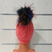 Нова зимна дамска шапка в цвят корал с шарен помпон/пух, снимка 4 - Шапки - 35479338
