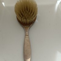 Стара маркирана сребърна английска четка за коса

, снимка 2 - Антикварни и старинни предмети - 44049947