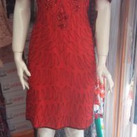 УНИКАЛНО КРАСИВА червена рокля, цялата обшита с червени перлички и синци , снимка 2 - Рокли - 27254367