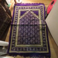 турско молитвено килимче, килимче за молитва за Намаз виолетов фон с красиви златни  флорални мотиви, снимка 2 - Антикварни и старинни предмети - 43170155