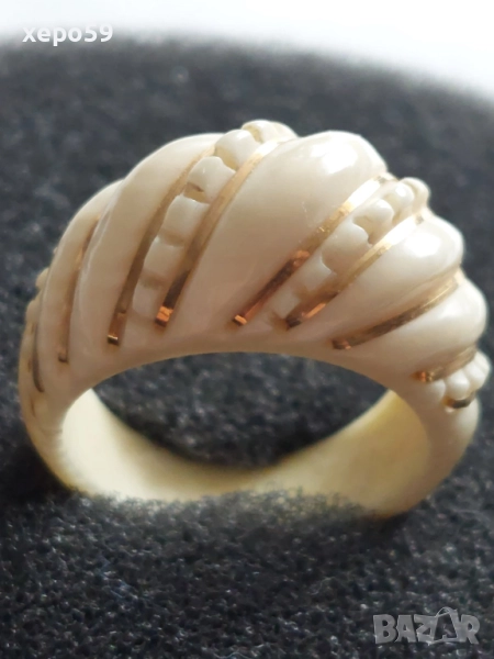 Рядък дамски пръстен от слонова кост,украсен с 14 каратово злато, снимка 1