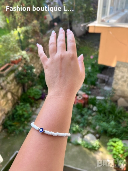 Гривна със синьо око против уроки с бели мидички и златиста закопчалка ❤️, снимка 1