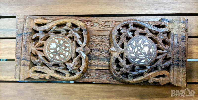 Изящна  ръчно резбована поставка за книги от червено дърво., снимка 1