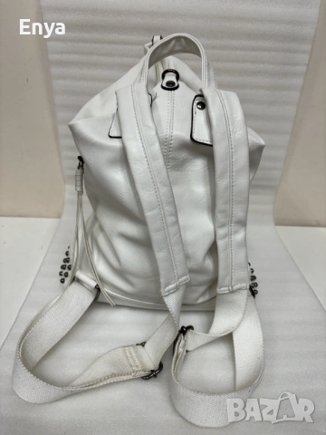 Раница с капси от еко кожа - цвят бял, снимка 3 - Раници - 53574028