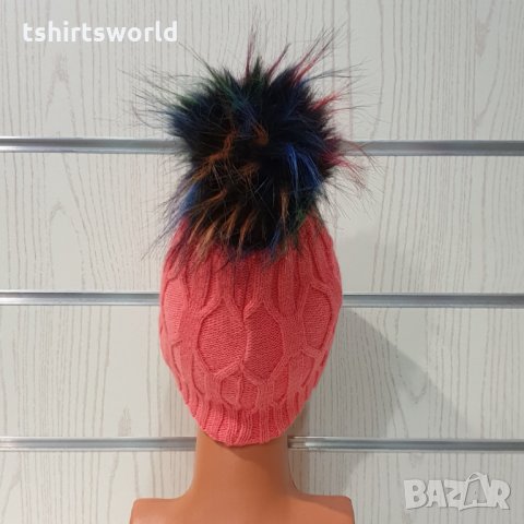 Нова зимна дамска шапка в цвят корал с шарен помпон/пух, снимка 4 - Шапки - 35479338
