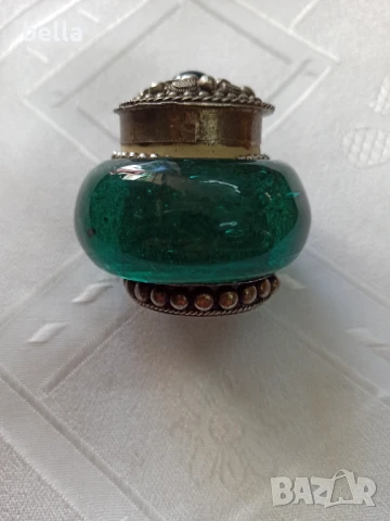 Малка антикварна кутийка красив зелен камък при основата орнаменти при капака височина 5 см , снимка 3 - Антикварни и старинни предмети - 50468306