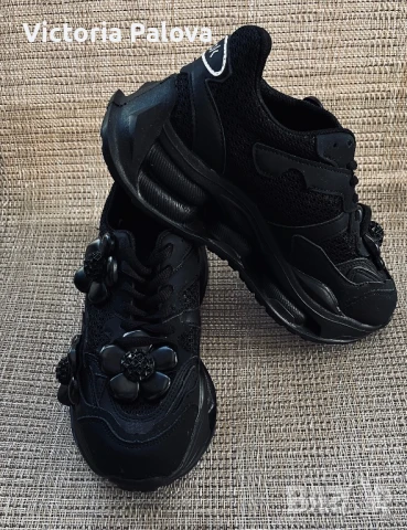 Ефектни масивни черни  маратонки 