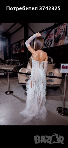 Елегантна дълга рокля с дантела и ефектни пера