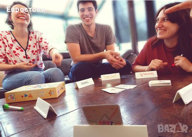 Настолна игра Asmodee Just One Table Game Yellow, игра за думите, италианска версия, снимка 4 - Настолни игри - 47297445