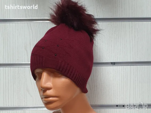 Нова зимна дамска шапка с камъчета отпред и с пух/помпон в цвят бордо, снимка 4 - Шапки - 48210108