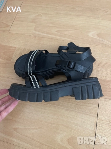 Дамски сандали с висока подметка