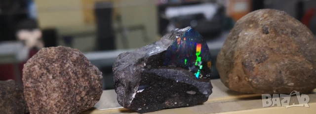 Хондураски опал - рядък с ефект игра на цветове. Полиран директно върху скалата. 