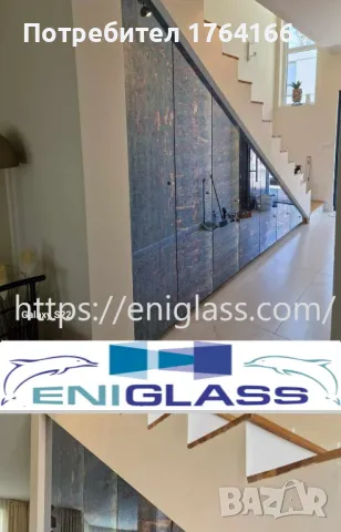 Огледална луксозна врата на гардероб под стълби при вход