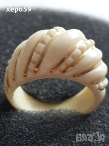 Рядък дамски пръстен от слонова кост,украсен с 14 каратово злато