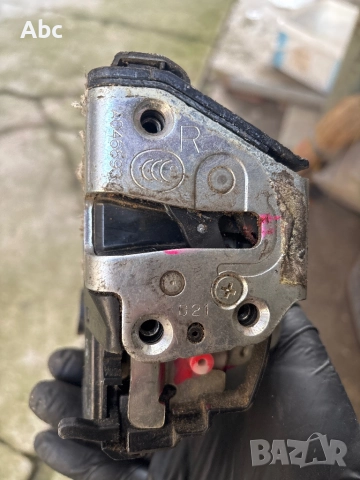 Задна дясна брава Тойота Авенсис т25, снимка 3 - Части - 52511255