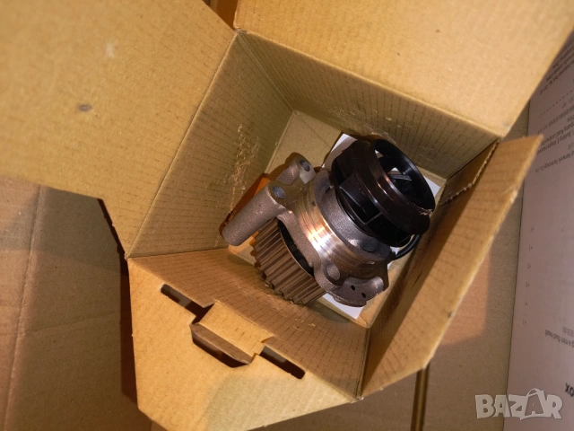 Нова водна помпа за Nissan Terrano II, Ford Maverick 2.4L бензин, снимка 2 - Части - 53143828