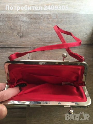 Дамски чанти, кожена 15 € , червена сатенена Sısley 25€, снимка 4 - Чанти - 53257040