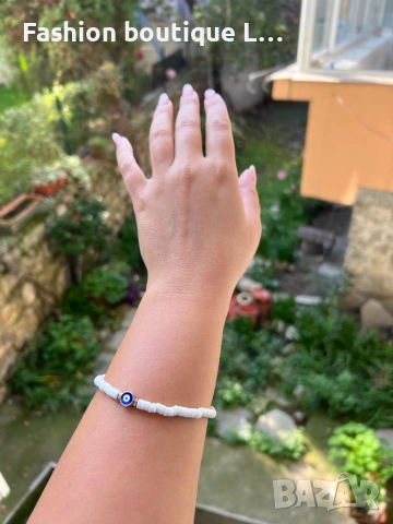 Гривна със синьо око против уроки с бели мидички и златиста закопчалка ❤️