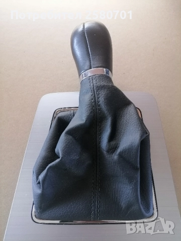 Продавам оригинална кожена топка с маншон за скоростен лост за Шкода Октавия 2016_2020г , снимка 2 - Аксесоари и консумативи - 51642232