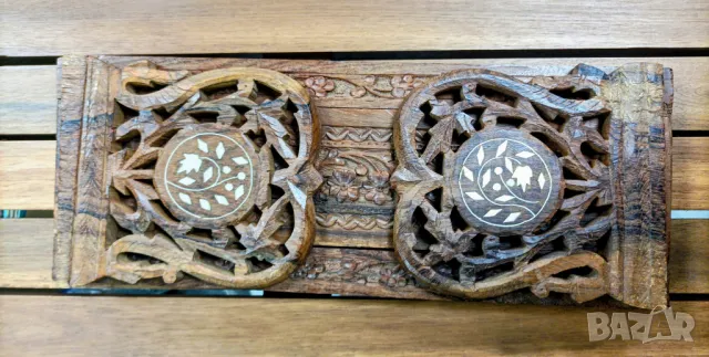 Изящна  ръчно резбована поставка за книги от червено дърво.