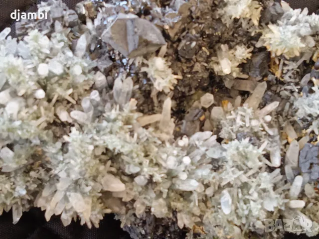 №145,Кварц,Кварцова друза,Кварц със сфалерит,галенит и хлорит,Кристали,Минерали,Родопи,BGminerals,, снимка 5 - Декорация за дома - 47671520