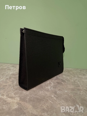 КАТО ЧИСТО НОВ Louis Vuitton Black Taiga Clutch , снимка 3 - Чанти - 52523438