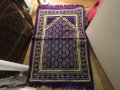 турско молитвено килимче, килимче за молитва за Намаз виолетов фон с красиви златни  флорални мотиви, снимка 2