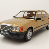 Mercedes 300 E W124 1984 - мащаб 1:18 на MCG моделът е нов в кутия, снимка 1 - Колекции - 44876001