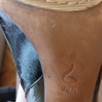 Намалени дамски обувки Moschino 38,5, снимка 7 - Дамски боти - 38476090