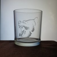 Гравирана стъклена чаша за алкохол, мечка, снимка 1 - Чаши - 43572177