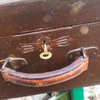 Дървен куфар със заключване и кожена дръжка , снимка 17 - Антикварни и старинни предмети - 43905101
